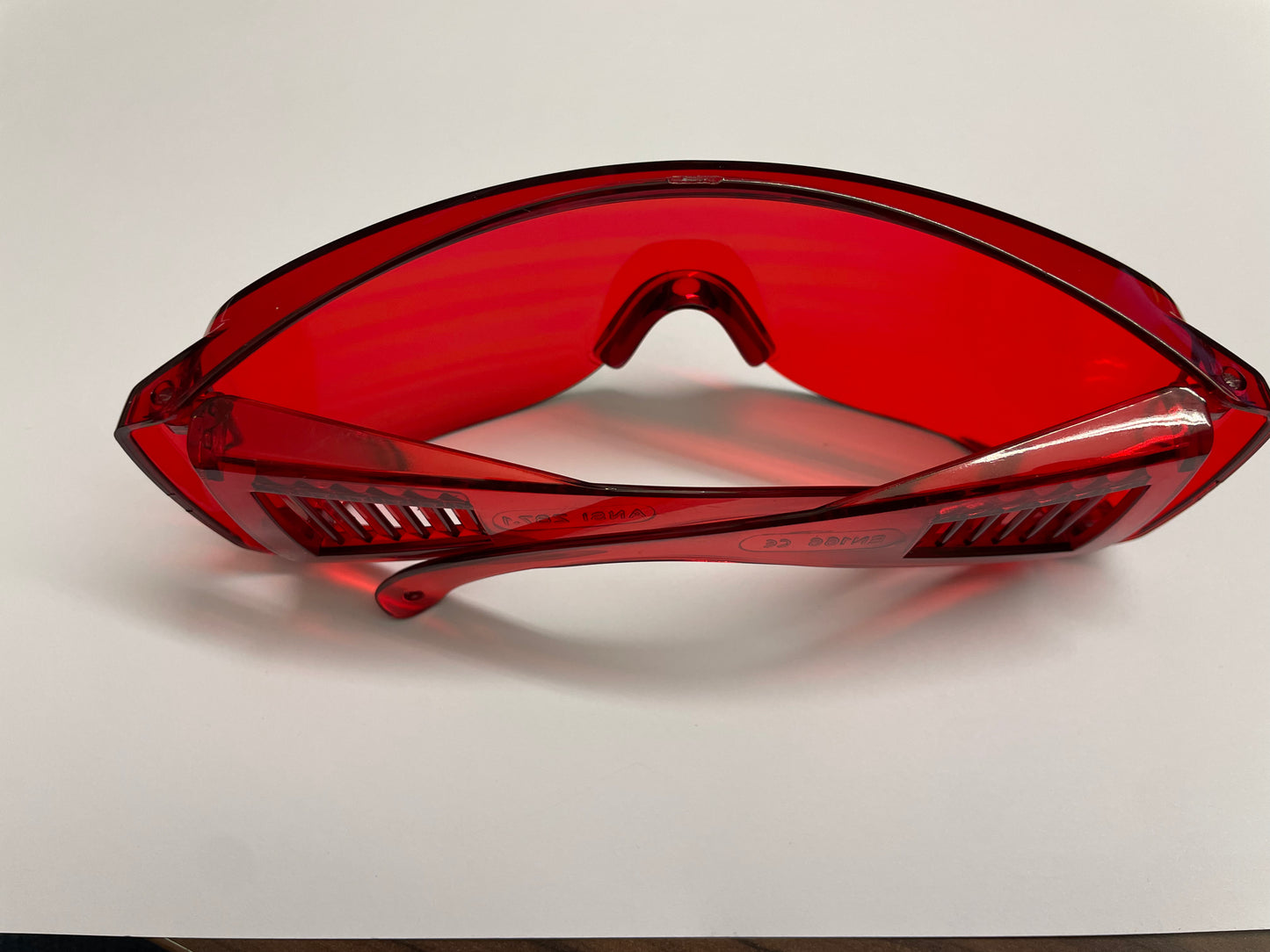 Schutzbrille rot Euro 15,00 zzgl. MwSt.